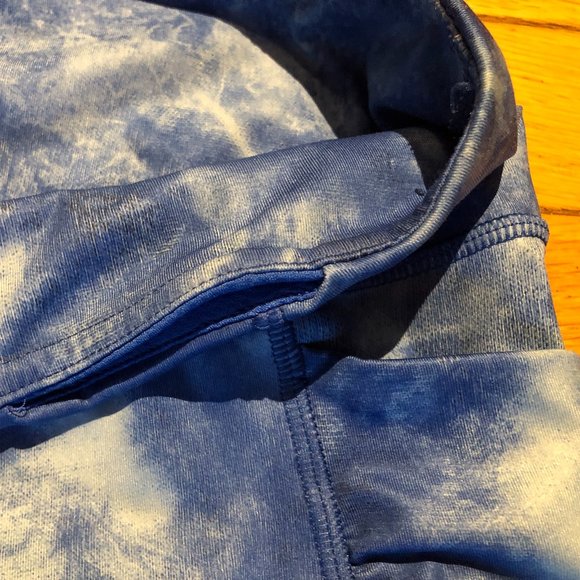 Lululemon Women's Blue and White Tie Dyed Speed Track Shorts - Picture 7 of 11
